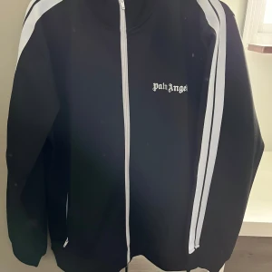 Palm angel zipp hoodie - Palm angels zipp hoodie. Som ny använd. 3-4 gånger. Stor i storlek