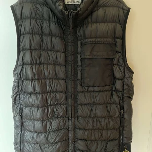Stone island väst - Äkta Stone island väst med lite defekter. Går enkelt att fräscha upp med en tvätt och nål samt tråd. Storlek L 