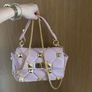 Valentino väska  - Dm  får frågor. Bra skick men använd 