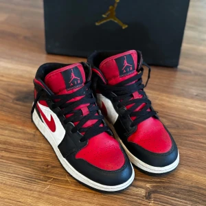 Jordan 1 bred toe storlek 39 - Jordan 1 bred toe storlek 39,växt ut dom står bara hemma bra skick lite använda 