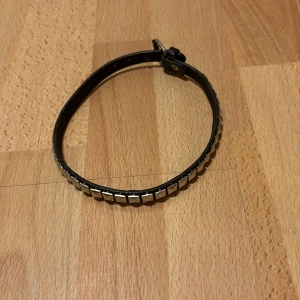 Choker Nitar - Choker av falskt läder med nitar. Passar alla. Knappt använd.