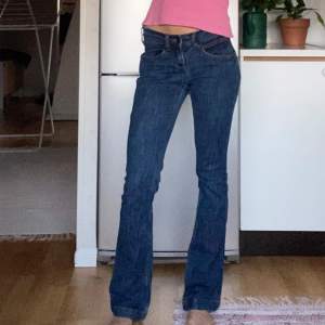 Säljer lågmidjade bootcut jeans!! Midjemått: 70cm & innerbenslängden: 83cm. Liknar väldigt mycket de populära brandy Melville jeansen. Jag är 174❤️kan mötas i Norrköping eller Stockholm!