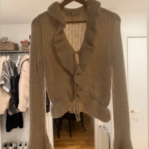 Kofta berska - Gräddvit kofta från bershka. Stl S Såå himla söt! Långa ärmar fina detaljer