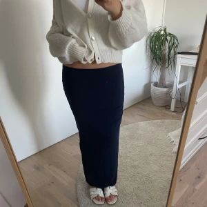 Mörkblå långkjol - 100 cm lång, knappt använd 