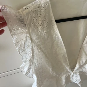 Fin vit topp - Säljer en jättefin topp. Använd fåtal gånger.  Storlek M Säljer för - 30kr 