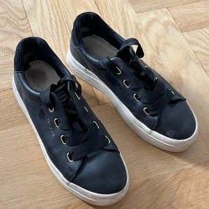 Gant sneakers - Svarta gant sneakers med vit sula i storlek 37, inga defekter förutom på innersulan.
