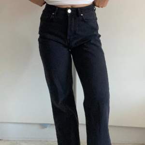 Svarta loose fit vida jeans med medel/hög midja, från bik bok Never denim, storlek 27 i midja (motsvarar ca S) och 30 i längd.  #wideleg #loosefit #boyfriend #rakajeans #bootcut