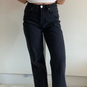 Jeans never denim 27/30 - Svarta loose fit vida jeans med medel/hög midja, från bik bok Never denim, storlek 27 i midja (motsvarar ca S) och 30 i längd.  #wideleg #loosefit #boyfriend #rakajeans #bootcut