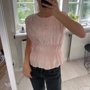 Ljusrosa topp - Säljer denna superfina ljusrosa toppen från hm i storlek S. Aldrig använd men är däremot insydd pyttelite på sidorna, som går att sprätta upp!