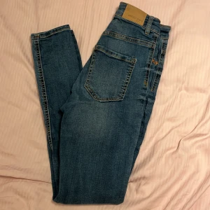 Jeans  - Mörkblåa jeans från ginatricot 