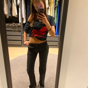 Kostymbyxor  - Svarta kostymbyxor. Klippt slits på dom:) passar s/xs