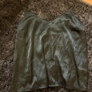 Grön tröja - Den grön silkes ish tröja från laget 157💕