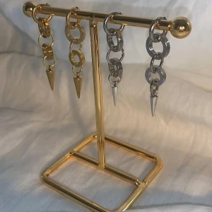 Örhängen  - Jättefina egen gjorda örhängen.  Köp för 99kr/st  Eller  185kr/par  Modell 099