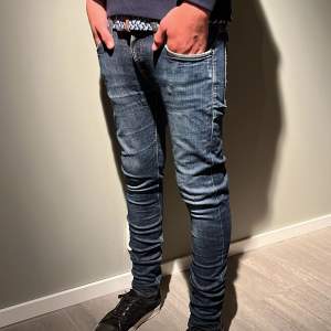 |Tja, säljer ett par feta nudie jeans 👖 fin marinblå färg.| Skick 8/10. Storlek W29 L32, jag är 185cm väger 68kg och är för små för mig (små i storleken).| Nypris runt 1500kr, mitt pris 399kr.| Hör av er för mer information!| Mvh, Elton💛