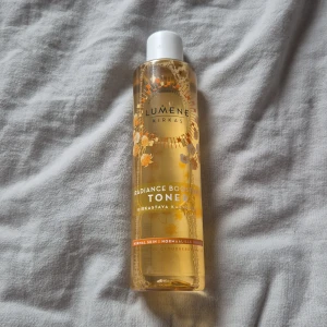 Toner - Lumene toner, doftar gott, är skön och len på huden! Andvänd ett få par gånger som ni kan se på andra bilden. Jätte bra men säljer för att jag har fler toners. Jag säljer för 45