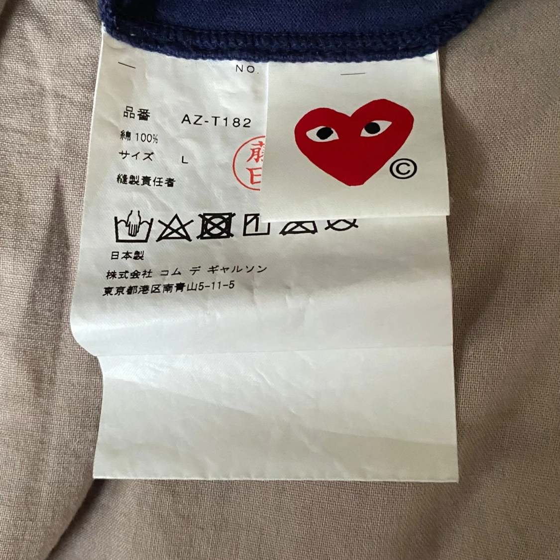 Mörkblå t-shirt med hjärtmotiv - 90