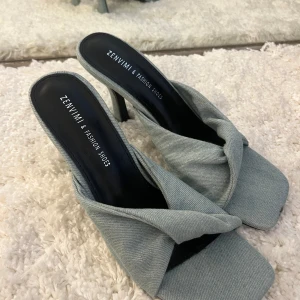 Klackskor  - Oanvända klackskor i jeans material storlek 39