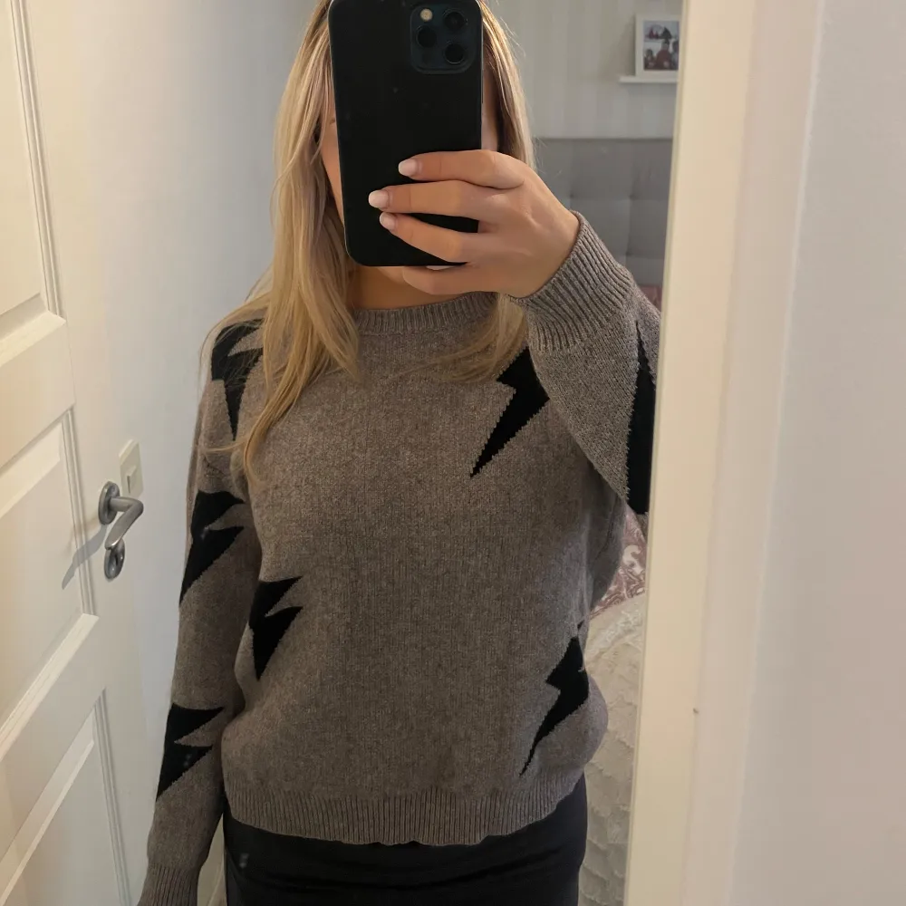 Säljer denna fina stickade tröja. Den är i fint skick, storlek XS💕. Neuleet.