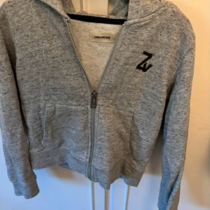 Grå Hoodie från Zadig & Voltarie  - Använd men fint skick. Inga fläckar 