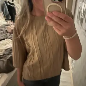 Jätte söt blus. Beige/brun färg. Aldrig använd 