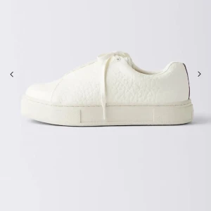 Eytys - Säljer mina älskade vita eytys som jag har använt väldigt mycket men de har fortfarande mer att ge💞 Slitna i båda hälarna på insidan men inget som man ser under användning! Tvättar såklart skorna och snörena noga innan jag skickar iväg🌸