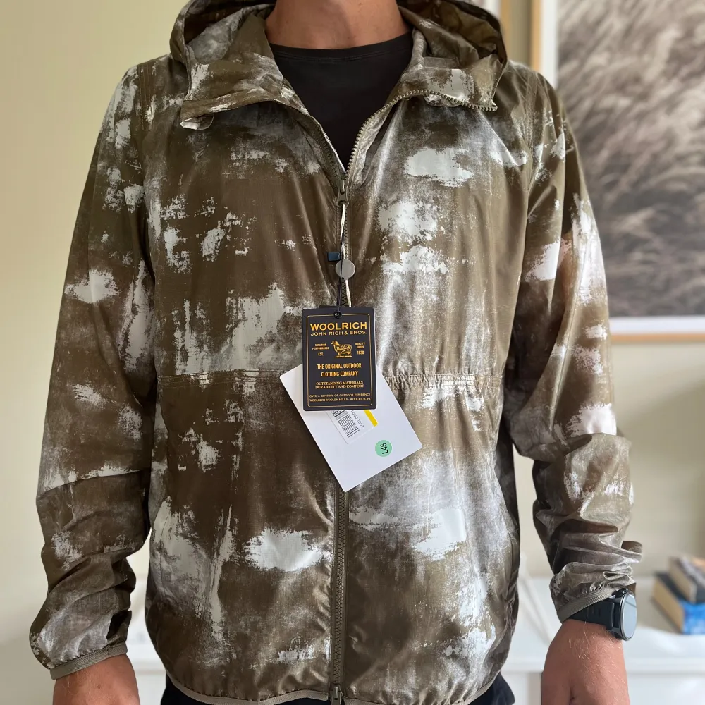 Woolrich windbreaker! (Helt ny med tags) |  helt oanvänd, endast testad! (Nypris 4000 kr) Mitt pris 1599 kr! Priset är ej hugget i sten! Hör av er vid fler bilder eller vid minsta lilla fundering! ( modellen är 185 cm). Jackor.