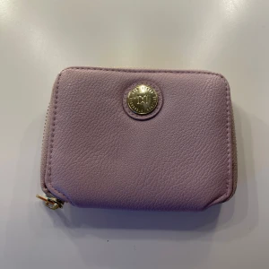 Plånbok - En rosa plånbok med gulddetaljer från Don Donna💕 använd men inte sliten