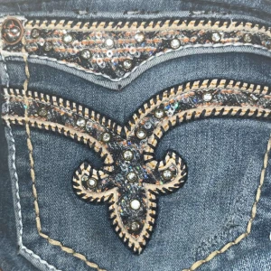 Rock revival jeans - Såå himla fina och jätte y2k! Storlek 27 och köpta på Vinted. Säljs eftersom de var för småa för mig :( 