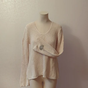 Stickad tröja - En mysig stickad tröja. Den ör mjuk i garnet och inte sticksig. Anvönd ett fåtsl gånger. Den är lagad en gån i halslinjen på framsidan, sista bilden. Tröjan är 2-3 stl för stor för dockan se mått i bio. 100% bomull