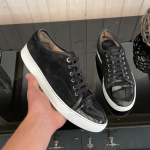 Lanvin - Säljer dessa sjukt feta lanvin cap toe i färgen svart med glansig tå. Storlek 41. Skick 6/10. Kan gå ner i pris vid snabb affär. Hör av dig vid minsta fundering!💯