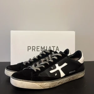 Premiata Seven skor stl:44 - Säljer nu dessa Premiata skorna i stl: 44. Moddelen är Seven och dem  köpta på  Cettire.  Skorna är i bra skick med både box och kvitto som medföljer vid köp.  Vid fråga är det vara att skriva. 