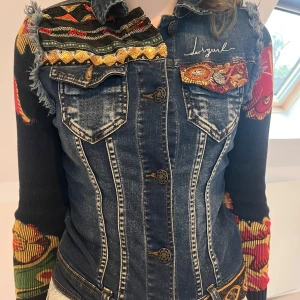 desigual jeansjacka  - märke-desigual den säljs inte längre, hittar inte original pris, men jeansjackor på deras hemsida kostar 1-2000kr!