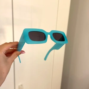 Blåa solglasögon  - Ljusblåa solglasögon med svart ”glas” i plast 💕Aldrig använda