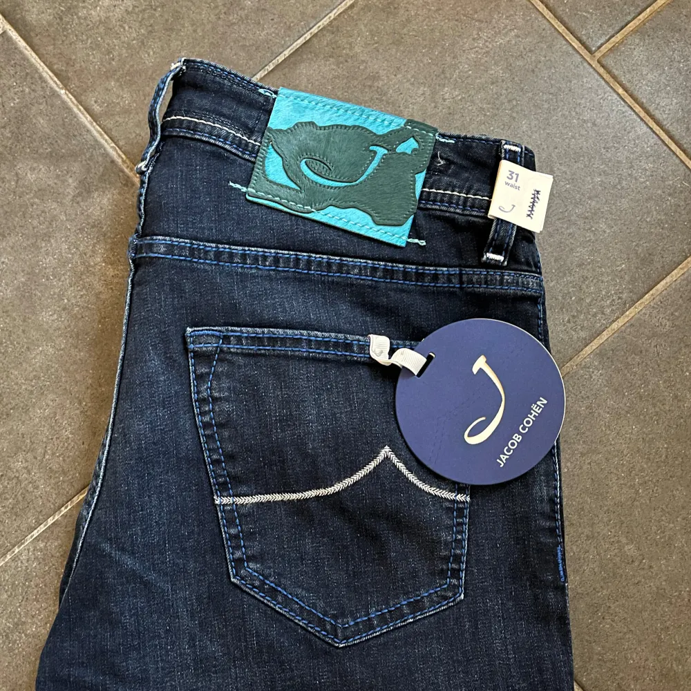 Tja, säljer ett par Jacob Cohen jeans i modellen 622, storlek 31. De är helt nya med tags och kostar 5000 kr i butik, skriv vid funderingar🙌. Jeans & Byxor.