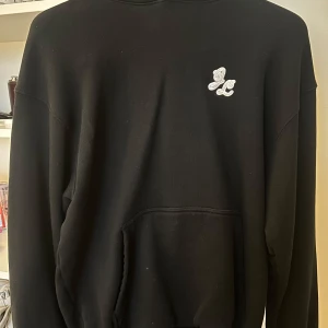 J.Lindeberg Hoodie - Otrolig snygg och skön Hoodie från J.Lindeberg som endast finns i otroligt limiterad upplaga. Nypris på denna är 4800:- och såldes endast under östen 2022. Riktig snyggt mönster på baksidan som gör att den sticker ut men på ett subtilt sätt!