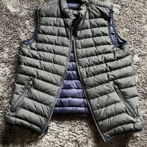 Ralph Lauren Väst - Ralph Lauren Väst Storlek S, köpt på Zalando för 3499kr. Väldigt bra skick.