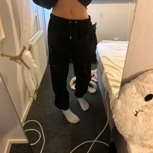 juciy  - jag har valt att sälja mina juciy byxor då jag använt dom ett fåtals gånger, och nu längre inte används alls. Dom har märke vid knäna men de är inget som syns så överdrivet mycket i verkligenheten  