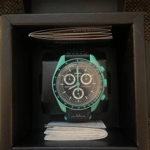 Omega x Swatch Mission on Earth Polar Lights Moonswatch - Oanvänd Omega x Swatch Mission on Earth ’Polar Lights’ inköpt från Swatch butik. Kvitto, certifikat samt original förpackning medföljer. Finns att hämta i Stockholm.