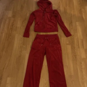 Juicy set - Säljer mitt juicy set då det är för litet, pris kan diskuteras. Kom privat för fler bilder