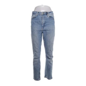 Blå jeans från Visual Clothing Project - Säljer ett par snygga blå jeans från Visual Clothing Project. De är högmidjade och har en klassisk straight fit. Perfekta för både vardag och fest! 🕺