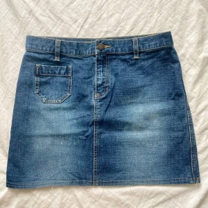 Kort jeanskjol - Super fin jeanskjol ifrån Espirit i storlek S. Köpte denna ifrån Zalando för ca 2 år sedan men inte kommit till användning. Endast använd 3 ggr. Finns en liten missfärgning på kjolen som fanns när jag köpte den (se bild). Pris kan diskuteras🩷