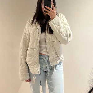 Jacka - Helt ny och oanvänd jacka från zara med prislappen kvar. Köptes för 859kr