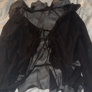 Genomskinlig blus/topp - Säljer denna jätte söta topp/blus som är typ ny. Använt 1 gång på midsommar men inget fel på den. Inga defekter alls. Storlek S.