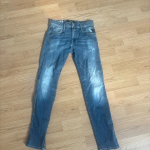 Replay anbass jeans - Säljer nu mina sjukt snygga jeans ifrån Replay. Modellen är anbass. Jeansen är i gott skick 9/10. Och är i storlek 28/30. Men sitter större. har ni frågor eller funderingar hör av er 