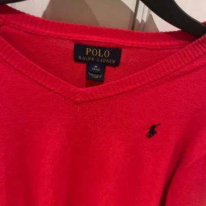 Ralph Lauren tröja - Jätte fin Ralph Loauren lång armad röd tröja! Nästan aldrig använt så jätte bra skick helt som ny. Nypris cirka 600kr
