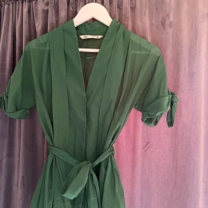 Grön zara blus - Blus från zara, slutsåld. Använd en gång! Storlek S💞 