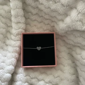 Armband  - Jättefint armband från edblad med ett hjärta 🩷