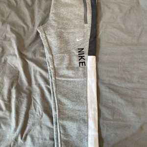 Nike byxor  - Sköna Nike byxor passar perfekt till dig som tränar eller vill ha nått bekvämt på sig. Dom är använda ett få tal gånger skick 10/10.  Skriv vid intresse pris kan diskuteras.