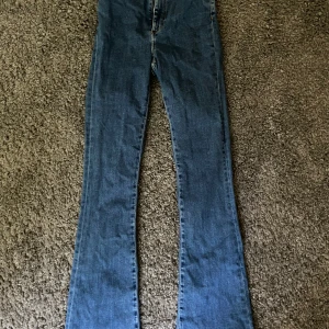 Jeans - Peachy flare jeans från Bik Bok! Helt oanvända men är avklippta någon centimeter i benen. Storlek W xs L 33