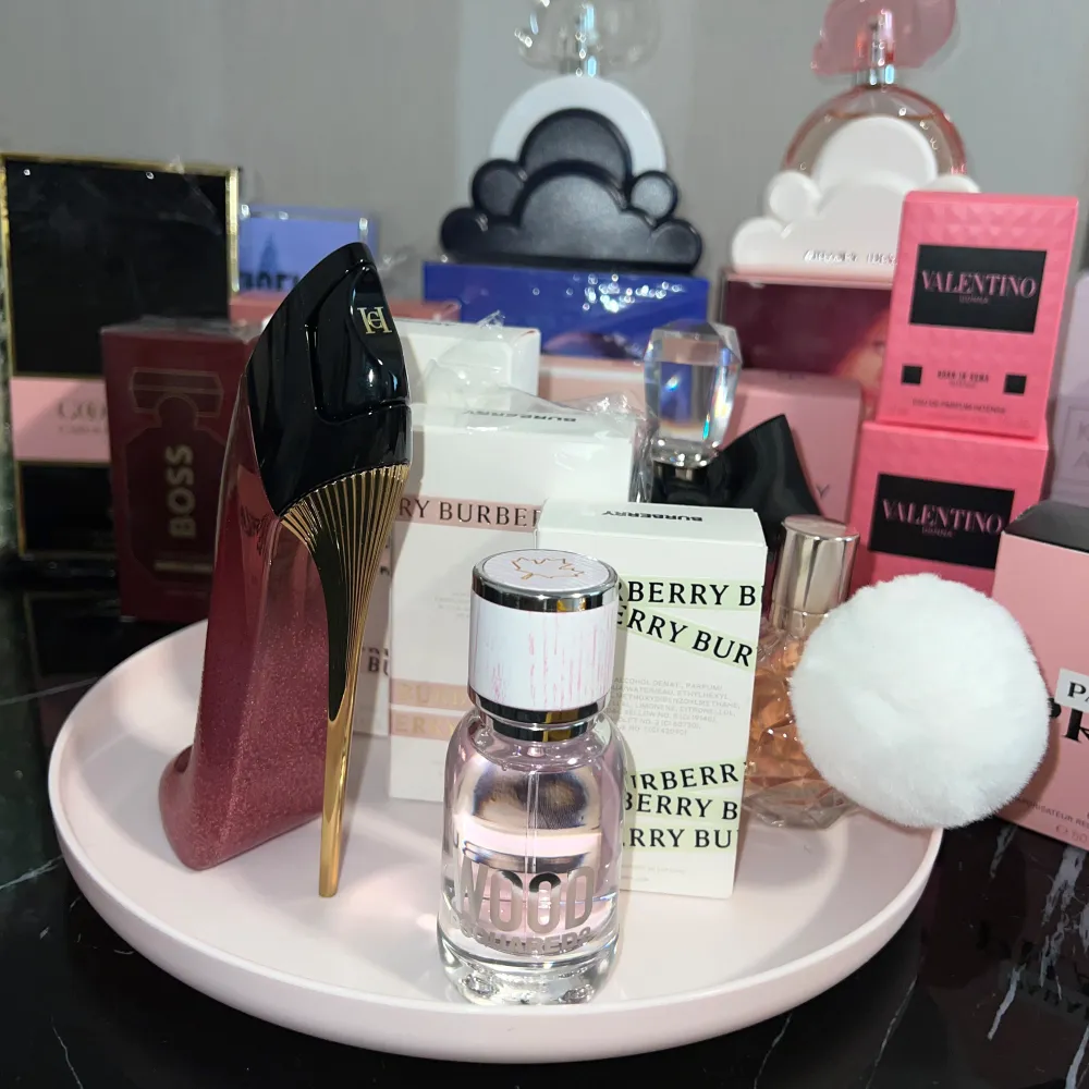 En samling av parfymer från olika märken, inklusive Burberry, Valentino, Hugo Boss, Prada och Carolina Herrera. Perfekt för den som älskar att variera sina dofter och vill ha något för varje tillfälle. Kontakta mig om ni vill köpa en parfym av de. . Perfume.
